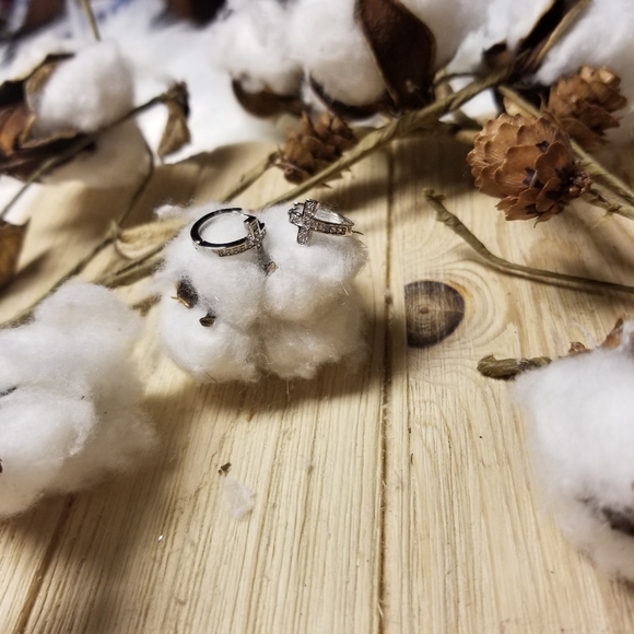 Beautiful Cross Hoop earrings - Picture 7 of 11